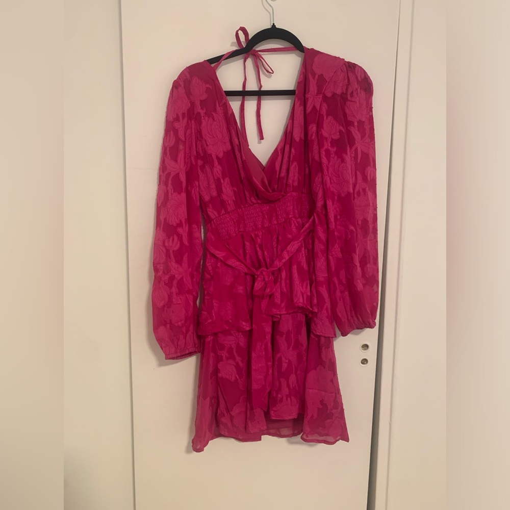 FUSCHIA PINK PEPLUM MINI DRESS FLORAL ACCENTS BRAND NEW - Picture 4 of 9